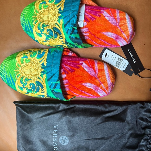 Versace Bath Slippers Size large, new with tags - Picture 3 of 6